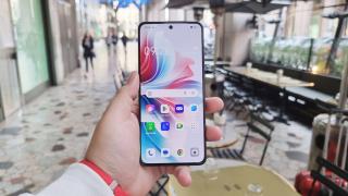 OPPO Reno11 F 5G: Display generos, plat, luminos, cu margini înguste ca pe flagship-uri