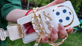 Prezentare Cubot Hafury Meet: Smartphone-ul care se transformă instant într-o gentuță fashion pentru domnișoare (are chiar și oglindă încorporată)