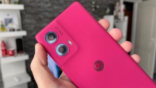 Motorola edge 50 Fusion: Design-ul rămâne premium, cu muchii curbate și un spate care atrage toate privirile