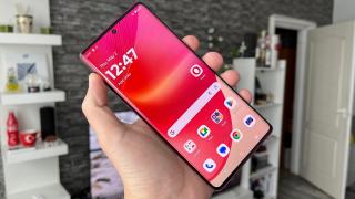 Motorola Edge 50 Fusion: Display-ul care definește un "Edge", mare, curbat și luminos