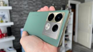 Infinix Note 40 Pro 4G: Design caracterizat de ecranul curbat, cu alură premium și un mega modul foto în spate