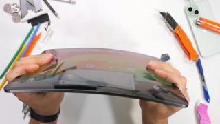 Noul iPad Pro "se cam îndoaie" la testul lui JerryRigEverything; Se rupe? (Video)