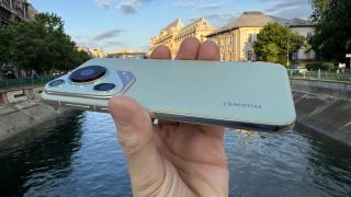 Huawei Pura 70 Ultra: Acustică echilibrată livrată de difuzoare stereo, cu bas pronunțat și voce caldă în filme