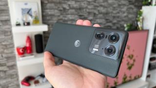 Motorola edge 50 Ultra: Rămânem la ecran curbat, iar spatele se îmbracă în lemn chiar!