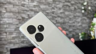 Realme GT 6: Design-ul oglindă care atrage priviri și.. selfie-uri