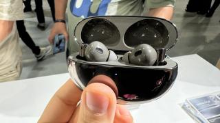 realme buds Air6 Pro Hands on: ce oferă căştile realme de sub 500 lei, cu toc cromat, anulare zgomot