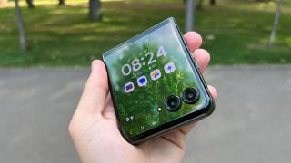 Motorola RAZR 50 Ultra: Design super compact + accesoriu trendy care transformă telefonul în gentuță