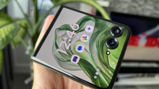 Motorola RAZR 50 Ultra Unboxing: verde măslină şi curelușă, cel mai mare ecran extern de pliabil cu clapeta (Video)