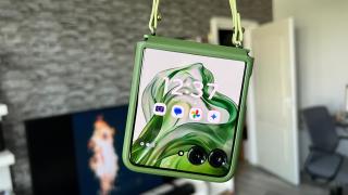 Motorola RAZR 50 Ultra: OS, UI - Singurul pliabil cu Gemini pe ecranul secundar, jocuri și personalizare