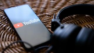 YouTube negociază cu casele de discuri pentru AI muzical; Potențiale schimbări majore în industrie