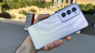 OPPO Reno12 Pro: Design cu câteva inovaţii - pernă de spumă şi un spate hipnotic