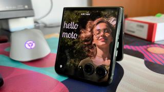 Motorola RAZR 50 Ultra: Baterie cu rezultate spectaculoase la playback video, meritul eficienței lui Snapdragon 8s Gen3