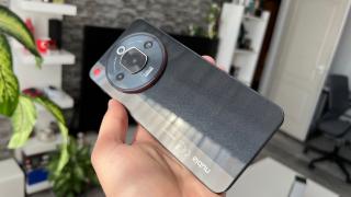 Nubia Focus Pro: Design de cameraphone plus sclipici sau variantă cu spate îmbrăcat în piele bej