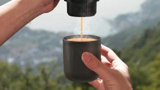 Vrei să te bucuri de cafeaua preferată oriunde? Espressorul portabil este soluția și îl cumperi acum cu extra reducere de pe Aliexpress