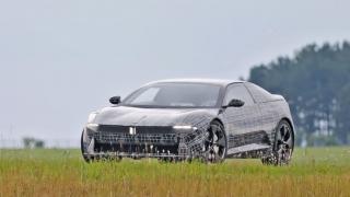 Coupe-ul electric BMW cu design futurist și motoare în roți, testat în Europa