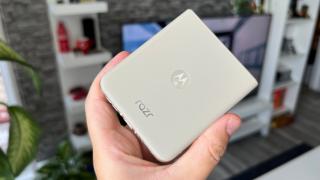 Motorola RAZR 50: Baterie identică predecesorului, dar cu 4 ore extra de playback video