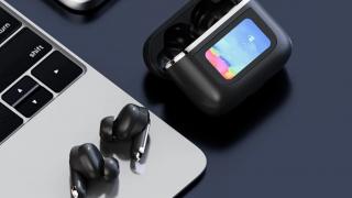 Vrei o pereche de căști wireless diferită? V8 are carcasă de transport/încărcare cu ecran LCD tactil, costă sub 90 de lei