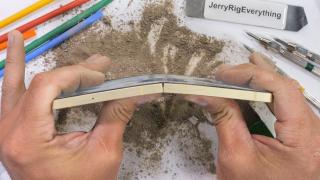 Samsung Galaxy Z Flip6 zgâriat, umplut cu țărână și apoi disecat de către JerryRigEverything; Cât de rezistent e noul pliabil cu clapetă?