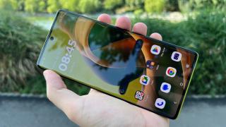 Motorola moto g85: Display-ul trece la următorul nivel, acum curbat, muchii înguste și mai luminos decât pe g84