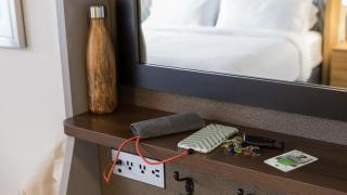 Atenţie la încărcarea de telefoane în vacanţe! USB-urile din camerele de hotel pot exploata vulnerabilități