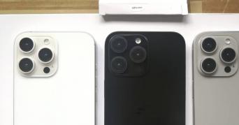 iPhone 16 Pro Max își prezintă variantele de culoare în varianta machetă; alb, negru și gri