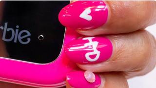 Aşa arată telefonul Barbie Phone de la HMD... şi e doar un feature phone