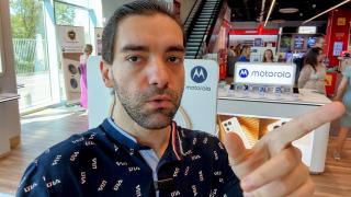 Am fost să văd primul magazin Motorola shop în shop din România, unde poţi... mirosi, testa telefoanele Moto