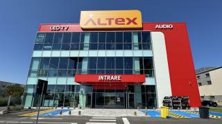 Am vizitat cel mai mare magazin de tehnologie din România, noul Altex din Pipera: 3 etaje, 6000 de mp şi spaţii de gaming, testare telefoane