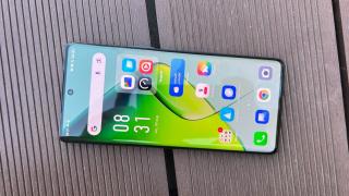 Infinix Note 40 Pro+: Display-ul rămâne curbat și la fel de luminos ca pe Note 40 Pro 4G
