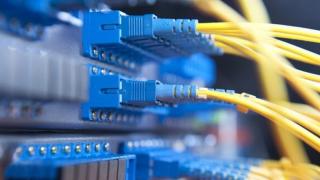 Acoperirea rețelelor de internet fix de mare viteză în România: peste 93% din localități sunt conectate la fibră optică