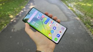Infinix Note 40 Pro+: Un UI colorat, cu asistent AI Folax, notificări Dynamic Island și customizări LED RGB