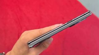 Smartphone-ul triplu pliabil HUAWEI Mate XT apare într-o fotografie hands-on; Vedem cât de gros este dispozitivul