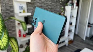 Motorola edge 50: Design - Telefonul cu ecran curbat poate fi și rezistent la condiții extreme