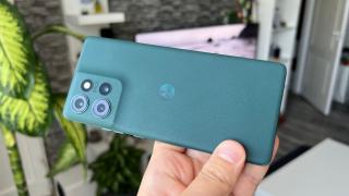 Motorola edge 50: Hardware care pe hârtie pare echilibrat de la ecran și până la baterie