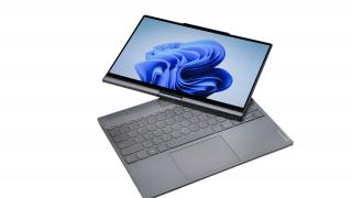 IFA 2024: Lenovo are un laptop cu ecran rotativ care te urmărește prin cameră
