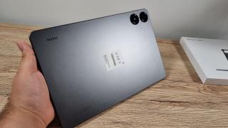 Redmi Pad Pro: Design clasic, metalic, perfect manevrabilă cu două mâini