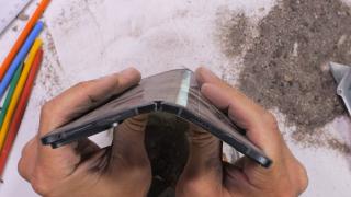 Google Pixel 9 Pro Fold se rupe în două la testul lui JerryRigEverything, dar... e uşor de reparat (Video)