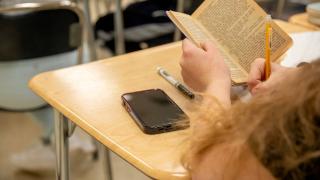 Grecia ia în considerare amplasarea unor dulapuri pentru telefoane mobile în școli