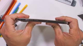 iPhone 16 Pro Max a ajuns la JerryRigEverything; Cât de rezistent e noul titaniu, dar sticla nouă de protecţie?