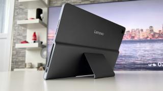 Lenovo Tab Plus: Design cum nu mai vezi pe o tabletă, cu un kickstand util și o grosime peste care treci cu vederea