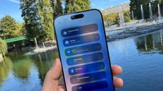Apple iPhone 16 Pro Max: OS, UI, aplicaţii extra personalizabile, dar fără AI