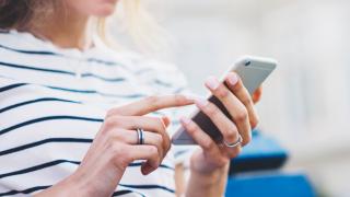Acces ilegal la convorbiri telefonice: o șefă dintr-o companie de telefonie mobilă și-a ajutat fiica să spioneze o clientă