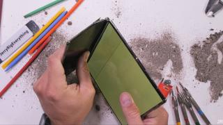 Cât de rezistent este primul telefon triplu pliabil? JerryRigEverything testează Huawei Mate XT Ultimate Design