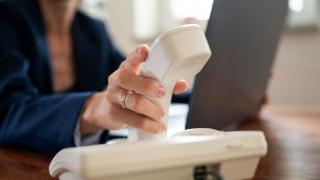 Cine mai folosește „fixul” în 2024? Județele unde telefoanele fixe încă sună