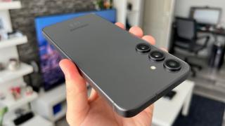 Samsung Galaxy S24 FE: Acustică în echilibru, la nivelul multor telefoane cu difuzoare stereo hibrid din 2024