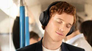 Black Friday 2024 pe eMAG: căștile Sony WH-1000XM4B, doar 899,99 lei