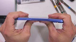 Apple iPhone 16 într-un test de durabilitate marca JerryRigEverything (Video)