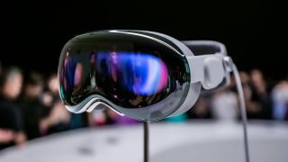 Apple Vision Pro 2 ar putea debuta între toamna lui 2025 și primăvara lui 2026
