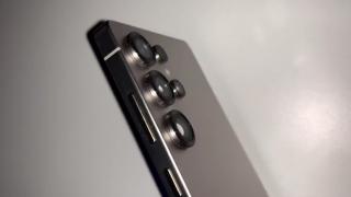Samsung Galaxy S25 Ultra într-un scurt clip hands-on; Avem design plat și colțuri ușor rotunjite