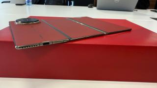 Impresii şi unboxing Huawei Mate XT Ultimate: telefonul 3 în 1, cu două balamale revoluţionare (Video)